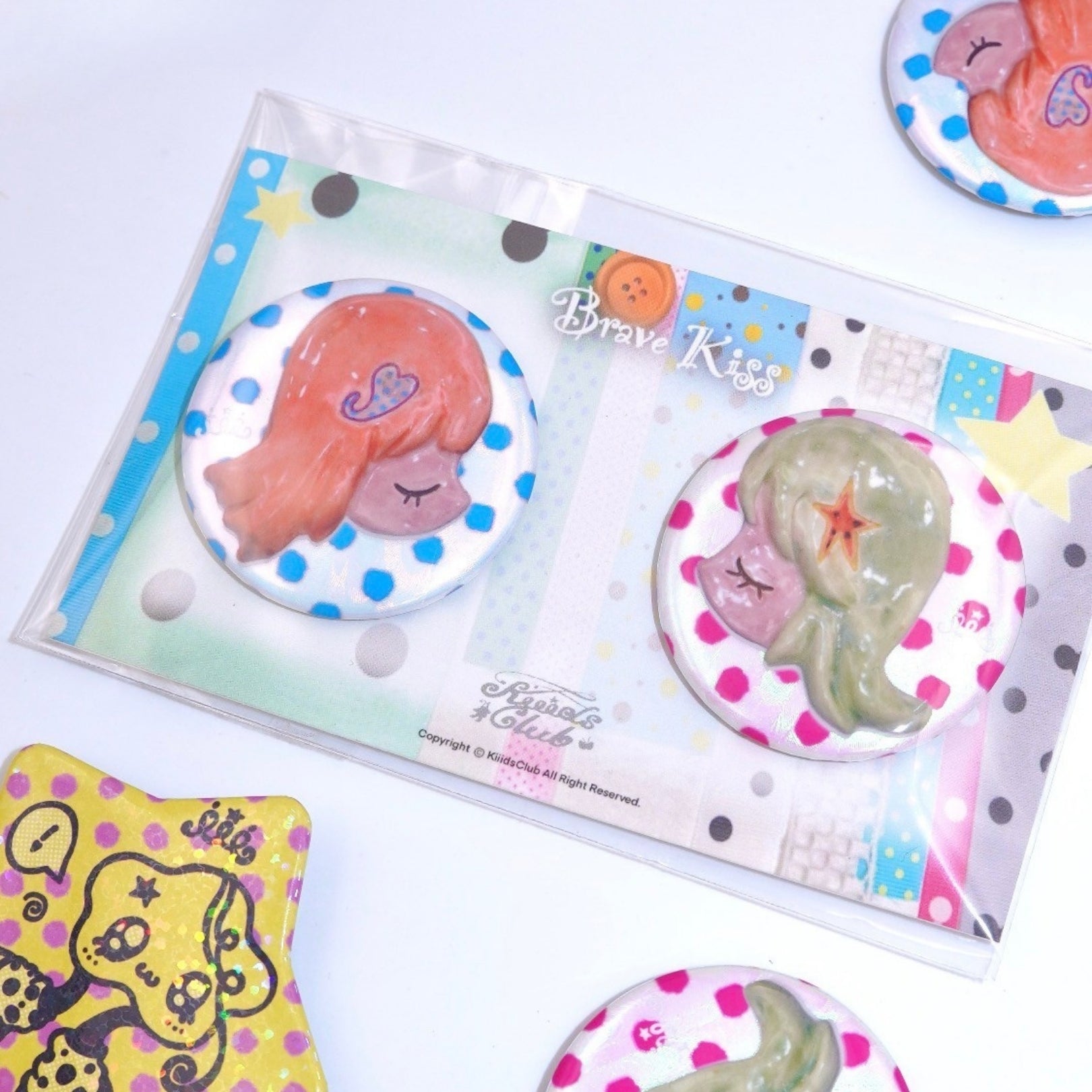 KIIIDSCLUB - BRAVE KISS BADGE SET