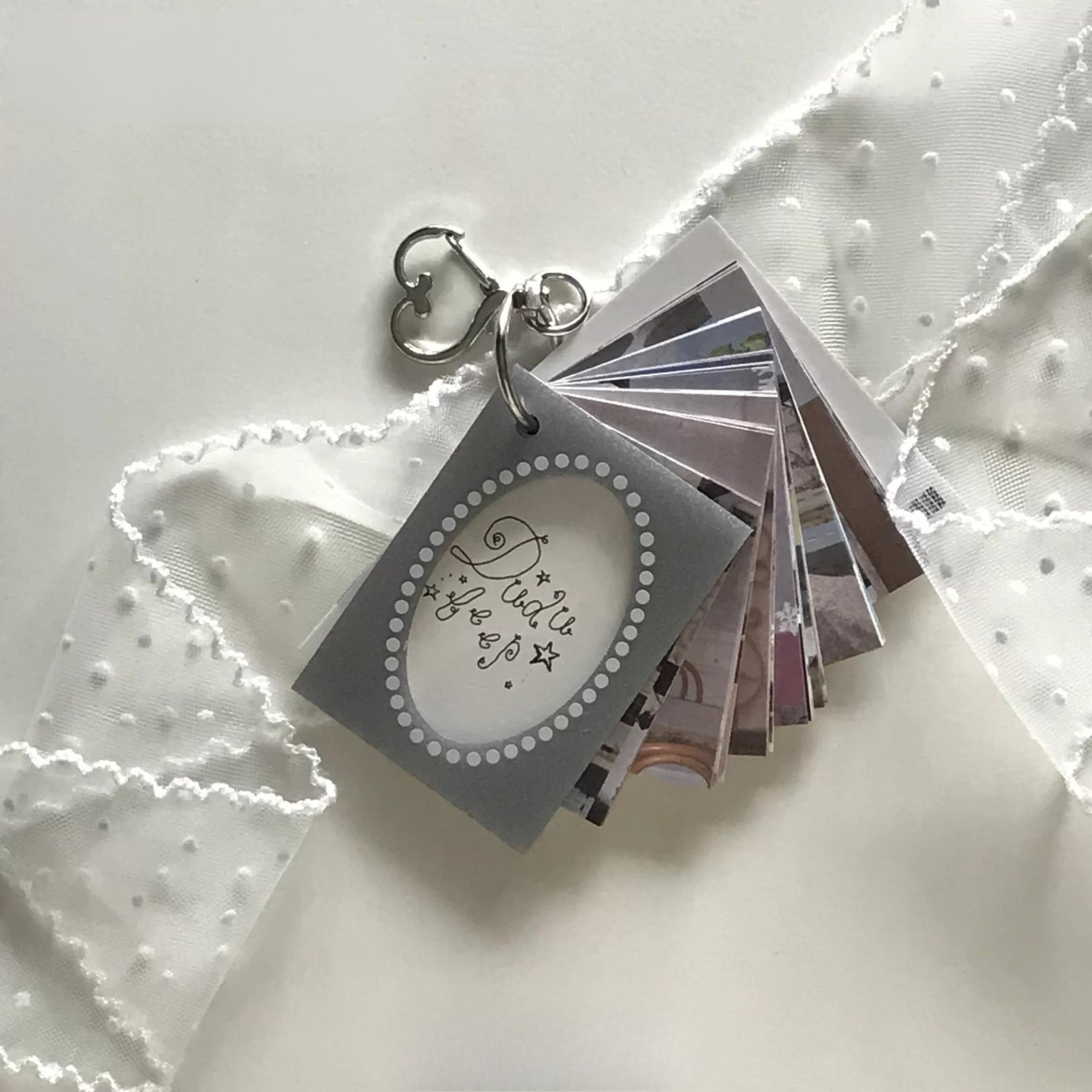 DUDUBEEP - OVAL CUTOUT CHARM